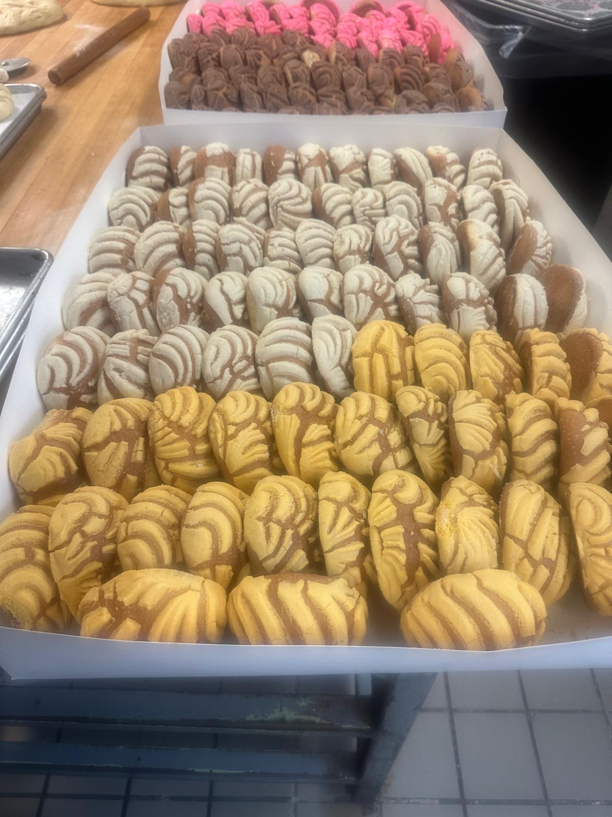 Trays of vanilla and yellow conchas